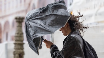 Giro en la previsión del tiempo: la Aemet pone fecha de fin a las tormentas con granizo que azotan a España, que no se despide del calor intenso