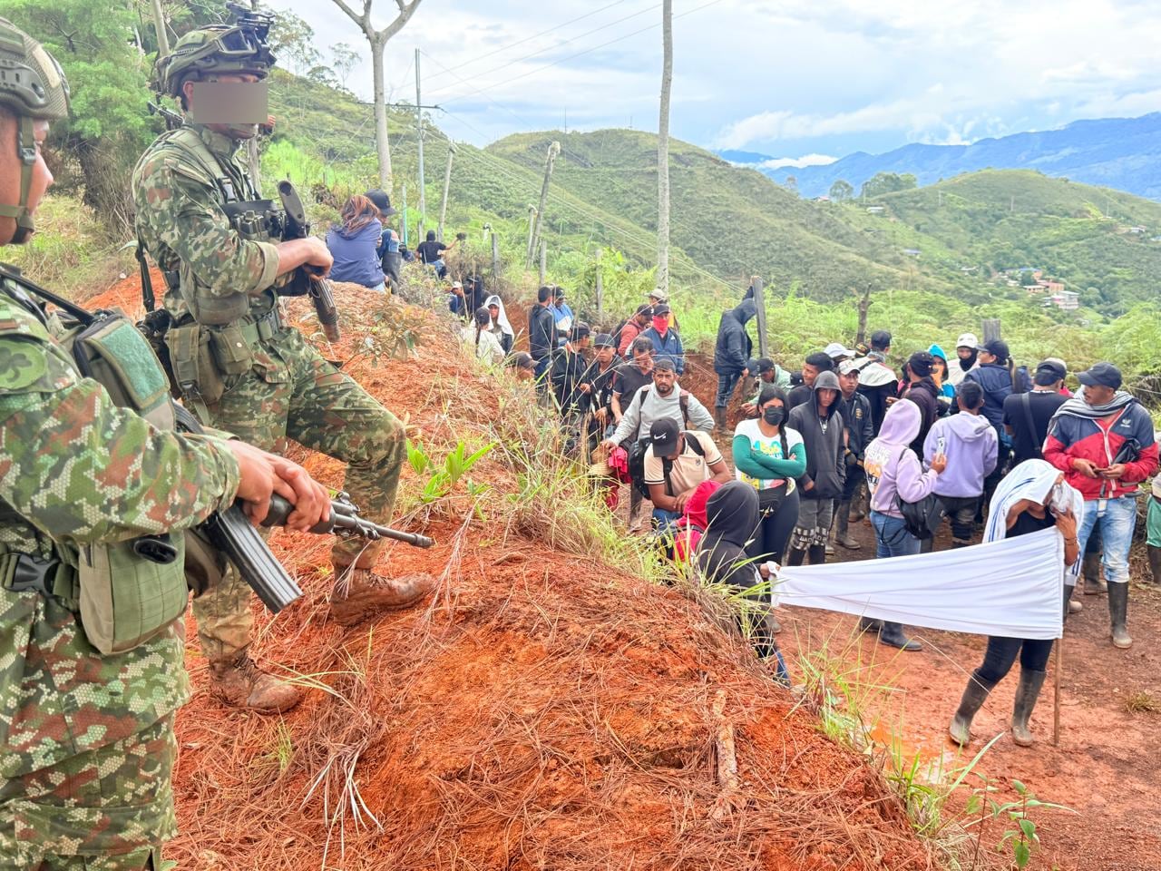 El comercio local fue obligado a cerrar y los residentes recibieron órdenes de permanecer encerrados durante la jornada de tensiones en Jamundí, Valle del Cauca - crédito X
