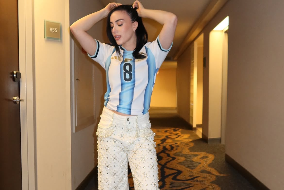 Camiseta con el número 8 y pantalón blanco con perlas y strass