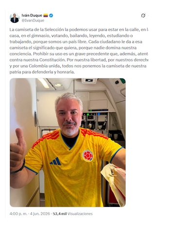 Iván Duque sobre la camiseta de la selección Colombia