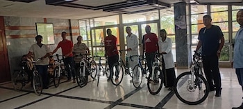 La entrega de bicicletas en Santiago de Cuba formó parte del proyecto Cuba Soberana y de una iniciativa de cooperación con Bélgica. (Foto tomada del Hospital General Dr. Juan Bruno Zayas Alfonso)