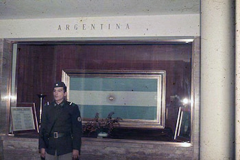 Bandera Argentina en la Galería de Honor (Crédito: LAPRODI-ISHIR - Hirschfeld, Herbert)