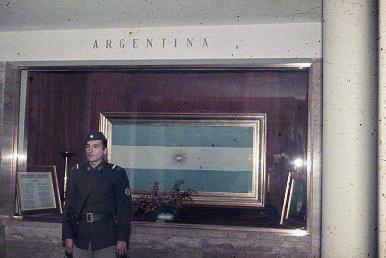 Bandera Argentina en la Galería de Honor (Crédito: LAPRODI-ISHIR - Hirschfeld, Herbert)