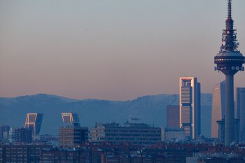 18/01/2021 Capa de contaminación sobre la ciudad desde el Cerro del Tío Pío en Madrid (España), a 18 de enero de 2021. Madrid lleva desde ayer en escenario 1 de su protocolo anticontaminación y continuará así mínimo hasta mañana martes incluido. Durante este escenario se limita la velocidad a 70km/h en la M-30 y accesos a la ciudad y con la recomendación a la ciudadanía de que haga uso del transporte público.
SOCIEDAD
Jesús Hellín - Europa Press