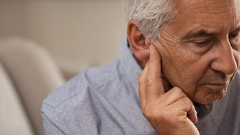 Historial de síntomas de conmoción cerebral vinculado a un aumento de las probabilidades de tinnitus