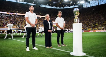 Claudio Pizarro estuvo presente en la previa de la final de la Supercopa de Alemania.