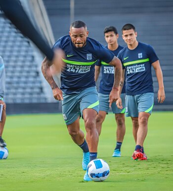 El delantero peruano fue la pareja de Hernán Barcos en ofensiva ante Carlos Stein. Foto: Alianza Lima.
