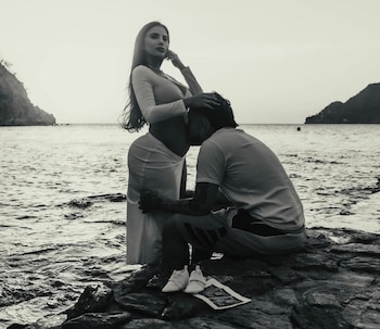Una sesión junto al mar y un mensaje breve puso fin a semanas de especulaciones - crédito Karina García / Instagram