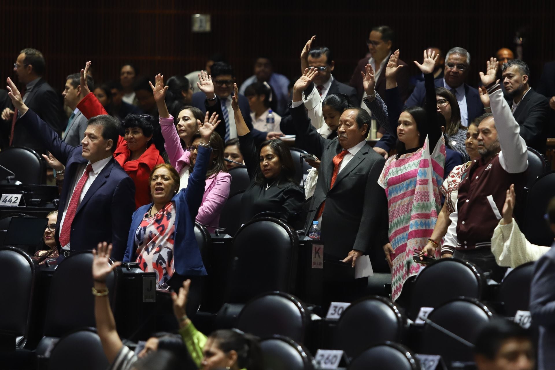 CIUDAD DE MÉXICO, 08ABRIL2026.- La bancada de diputados de Morena votan para rechazar mociones de suspensión a la discusión del Plan B de la Reforma Electoral en la Cámara de Diputados. FOTO: DANIEL AUGUSTO/ CUARTOSCURO.COM