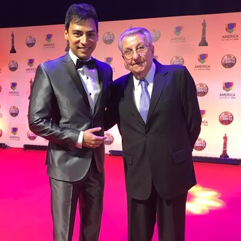 Ricardo junto a su hijo,