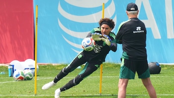 Guillermo Ochoa mantiene ilusión de ser titular en el Mundial 2026 y rechaza estar por imposición