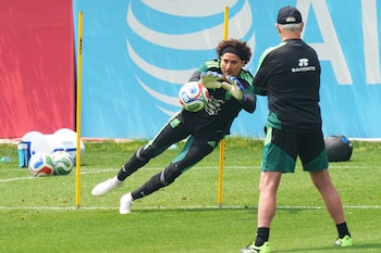 El portero de México, Guillermo Ochoa ataja una pelota junto al entrenador Javier Aguirre durante una práctica en la Ciudad de México el miércoles 13 de mayo del 2026. (AP Foto/Fernando Llano)