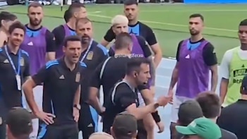 El detrás de cámara del VAR: el enérgico reclamo de Scaloni y Aimar cuando el árbitro sancionó el penal en contra de Argentina