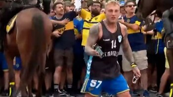 El Polaco en medio de