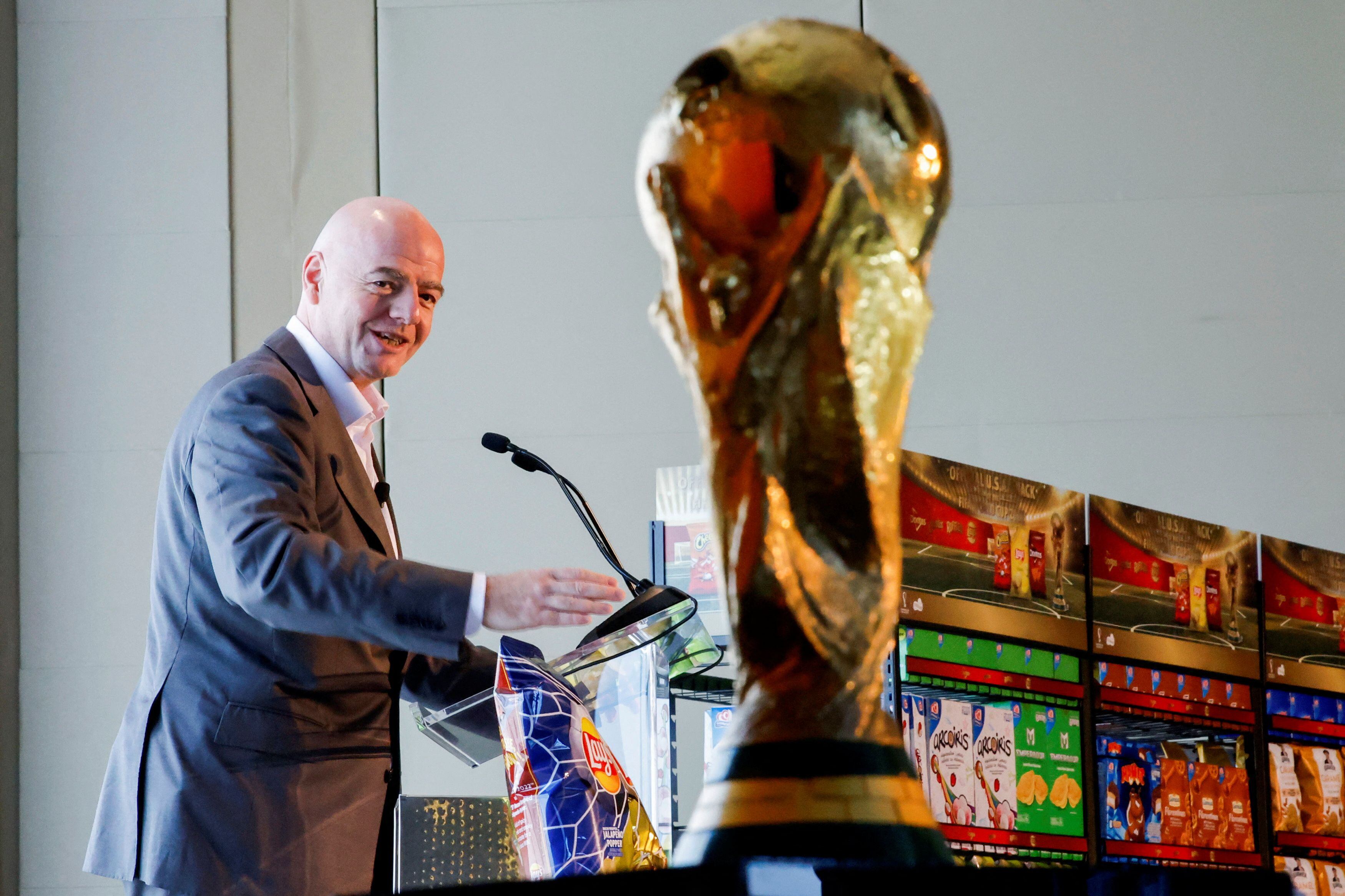 El presidente de la FIFA, Gianni Infantino, con la Copa del Mundo (REUTERS/Eduardo Munoz)