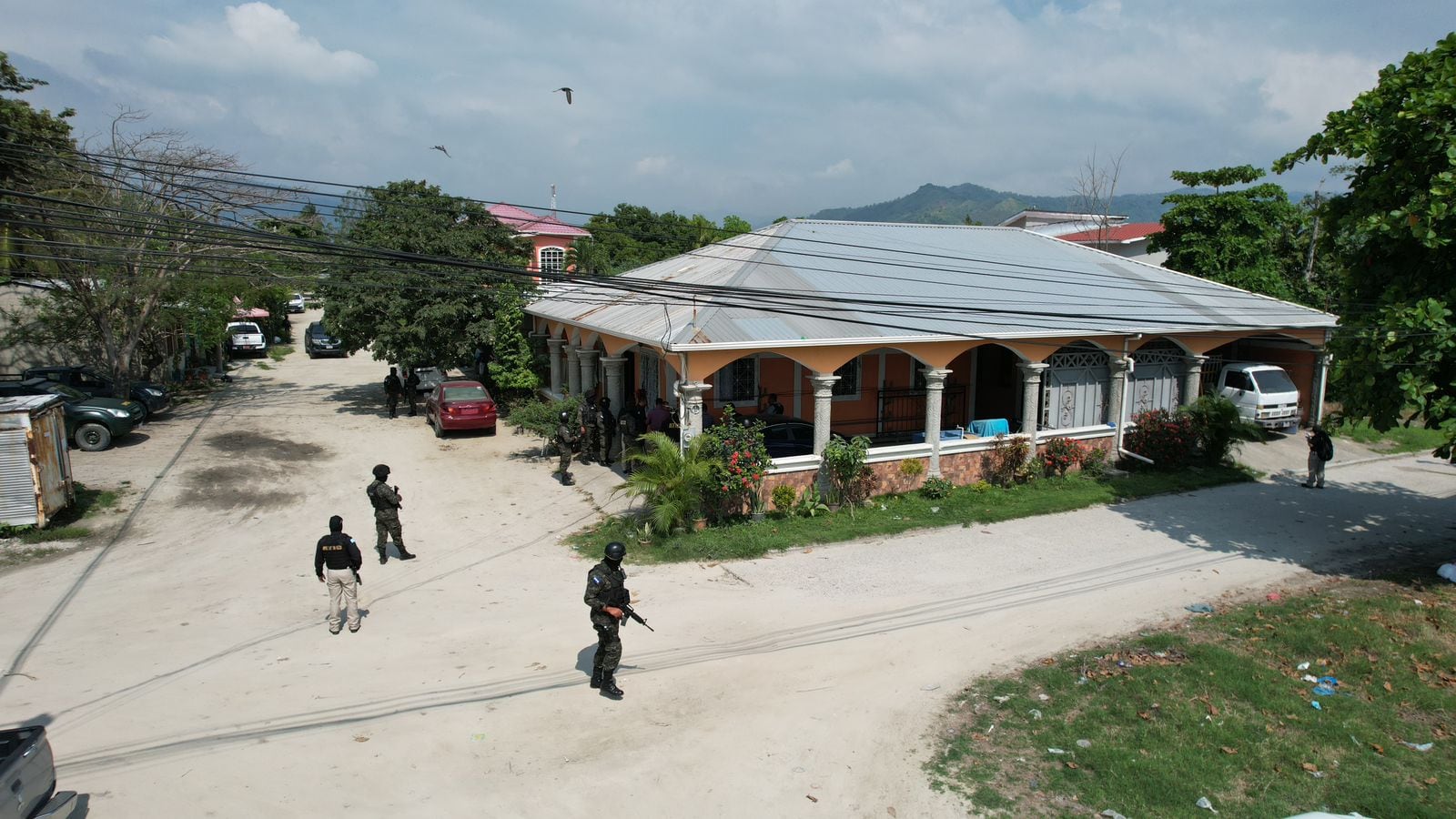 Las autoridades confiscan viviendas y vehículos relacionados con la empresa acusada de fraude piramidal en Cortés. (Foto: Ministerio Público)