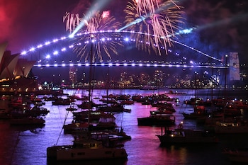 Os fogos de artifício iluminam primeiro o