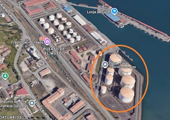 En un círculo naranja, los seis depósitos que Haxx (antes Hafesa) tiene en el puerto de Gijón