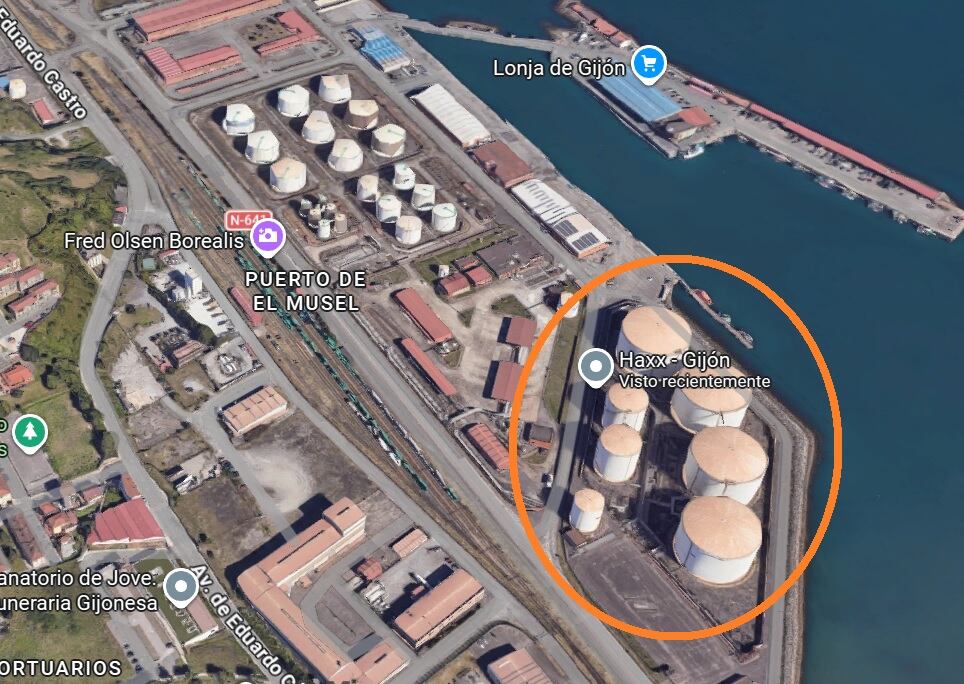 En un círculo naranja, los seis depósitos que Haxx (antes Hafesa) tiene en el puerto de Gijón