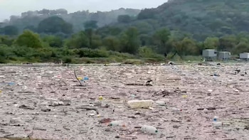 El Salvador: Lago de Ilopango, cubierto de desechos tras tormenta Cristina, moviliza operativo de limpieza
