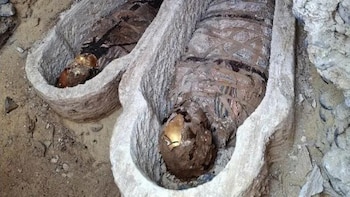 Unos arqueólogos españoles descubren en Egipto una tumba romana de hace 1.600 años: una momia estaba enterrada con ‘La Ilíada’ de Homero