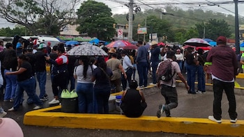 Estudiantes continuaron sus recorridos pese a la lluvia. (FOTO: Proceso Digital)