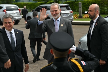 El rey Felipe VI de España (C) saluda junto a Manuel Tovar (I), nombrado ministro de Relaciones Exteriores, en el Museo de Arte de San José, Costa Rica, el 7 de mayo de 2026, tras reunirse con la presidenta electa de Costa Rica, Laura Fernández. Laura Fernández tomará posesión como nueva presidenta de Costa Rica el 8 de mayo de 2026. (Photo by MARTIN BERNETTI / AFP)