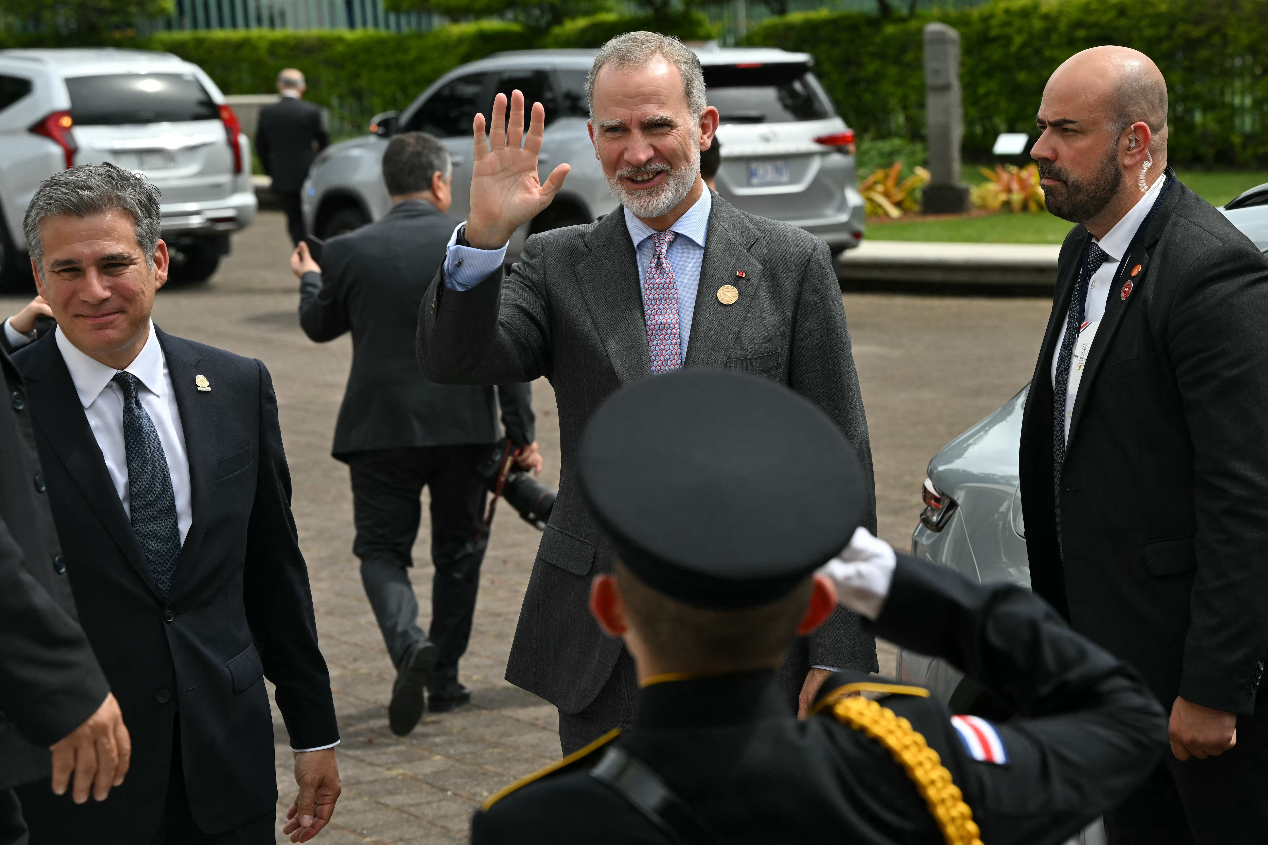 El rey Felipe VI de España (C) saluda junto a Manuel Tovar (I), nombrado ministro de Relaciones Exteriores, en el Museo de Arte de San José, Costa Rica, el 7 de mayo de 2026, tras reunirse con la presidenta electa de Costa Rica, Laura Fernández. Laura Fernández tomará posesión como nueva presidenta de Costa Rica el 8 de mayo de 2026. (Photo by MARTIN BERNETTI / AFP)