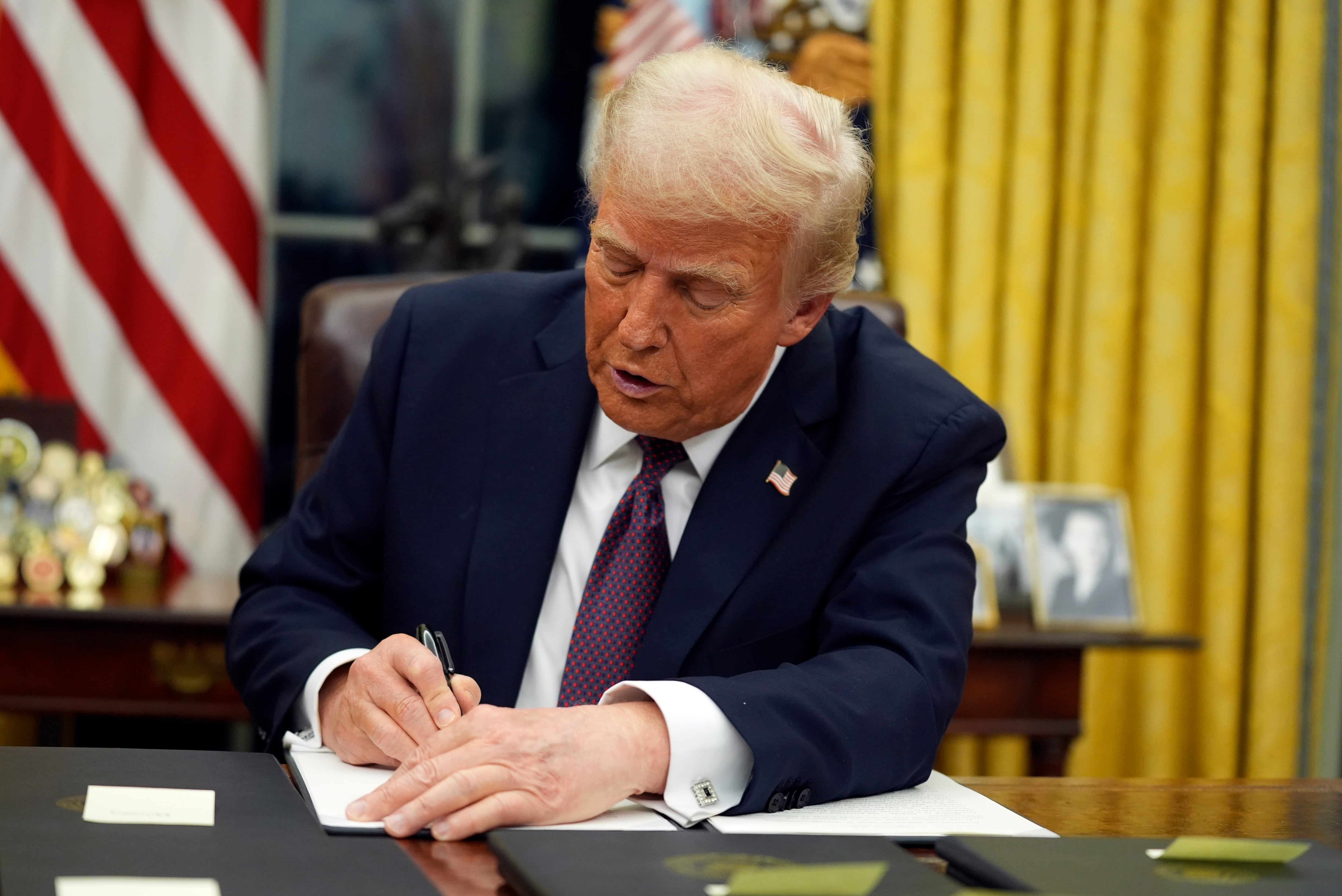 La orden ejecutiva de Donald Trump restringiría la ciudadanía por nacimiento a hijos de ciudadanos estadounidenses o residentes permanentes legales con domicilio en el país (AP Foto/Evan Vucci).