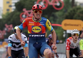 Mads Pedersen fue el gran ganador de la primera etapa del Giro de Italia - crédito Florion Goga / REUTERS
