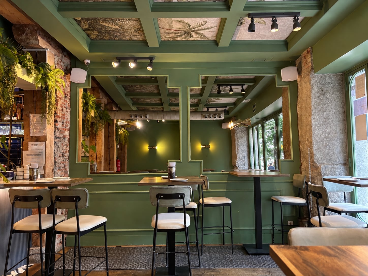 Espacio interior del restaurante Dicharachero, en Chamberí. (Cedida)