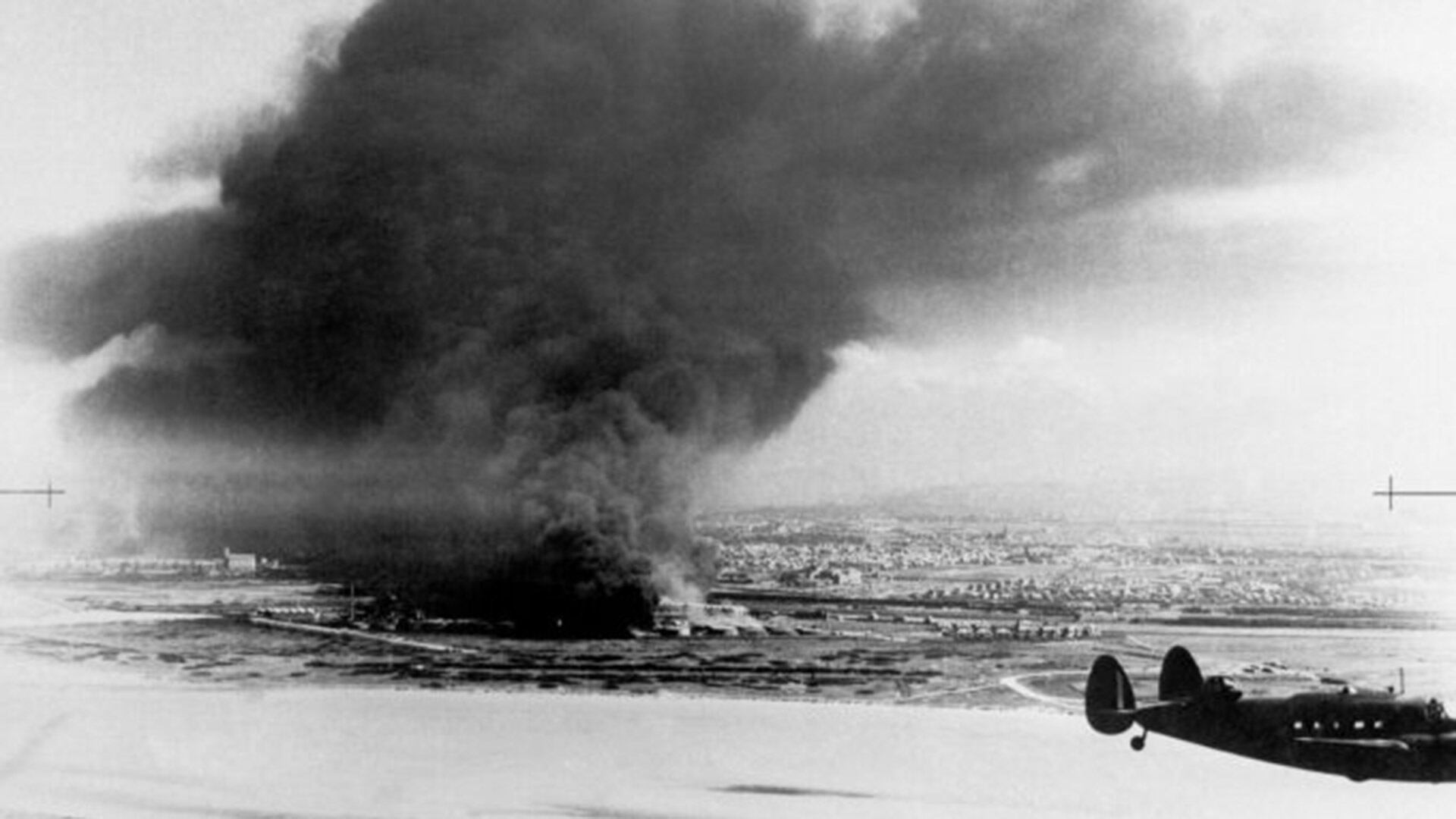 Un avión sobrevuela Dunkerque luego de la evacuación de los soldados (AP Photo)