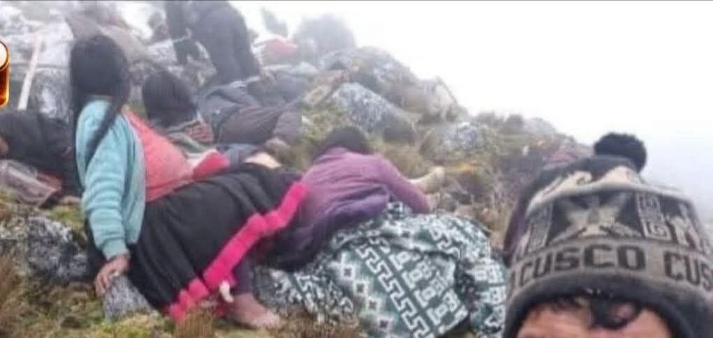 Varias personas se encuentran en una ladera rocosa y cubierta de niebla en Paucartambo, Cusco, tras un accidente que dejó cinco fallecidos. (Facebook)