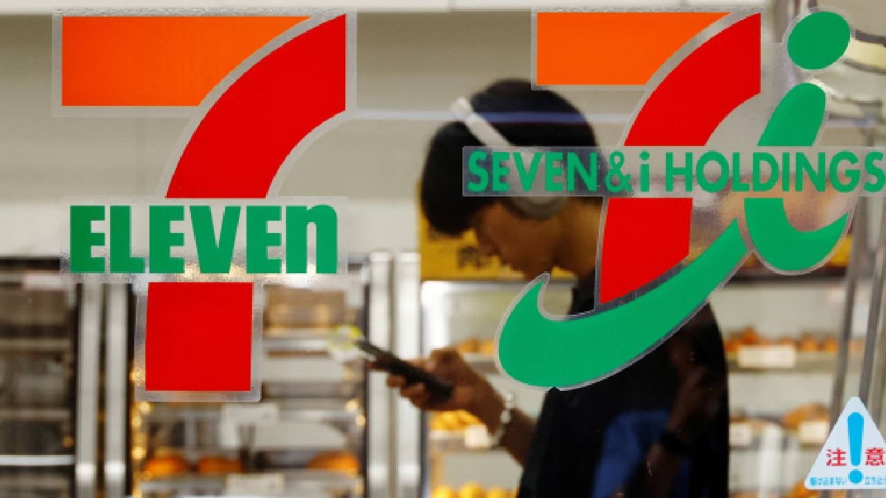 El nuevo concepto de tienda, con áreas de comida fresca y cargadores eléctricos, genera ventas hasta un 30% superiores a los formatos tradicionales. (Reuters)