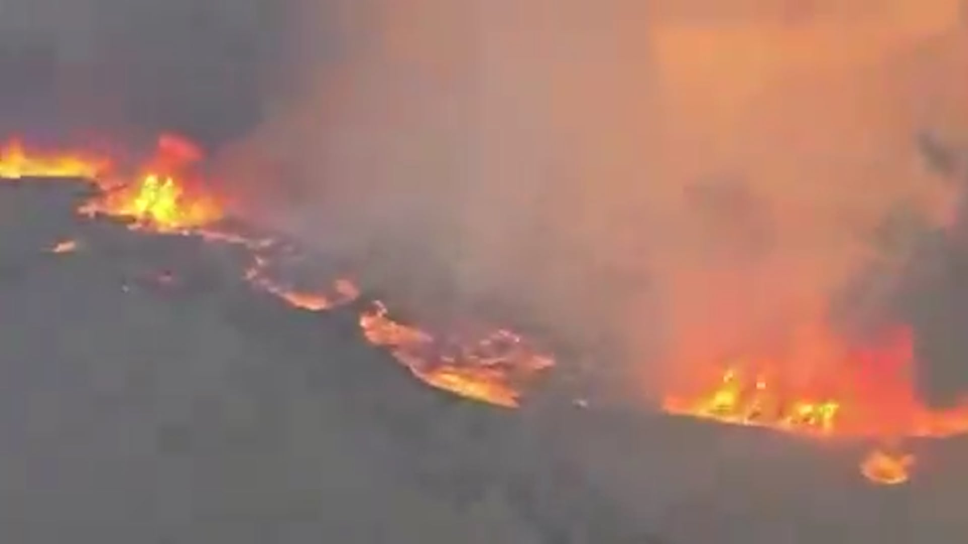 Florida's Turnpike quedó cerrada hacia el sur en Miami-Dade por los incendios forestales activos en el oeste del condado (Captura de video)