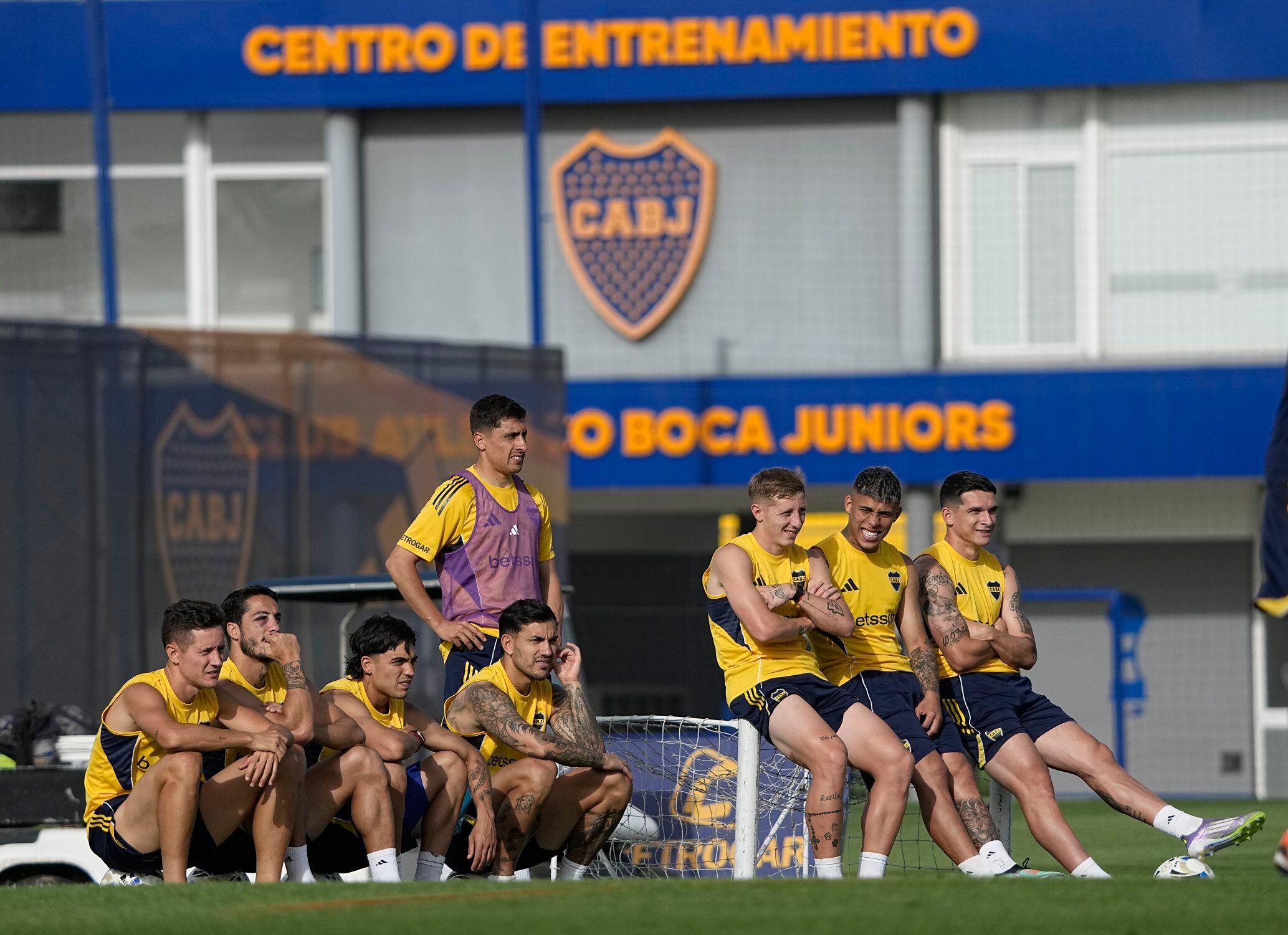 Las concentraciones largas, la nueva cábala de Boca antes de cada partido vital (@BocaJrsOficial)