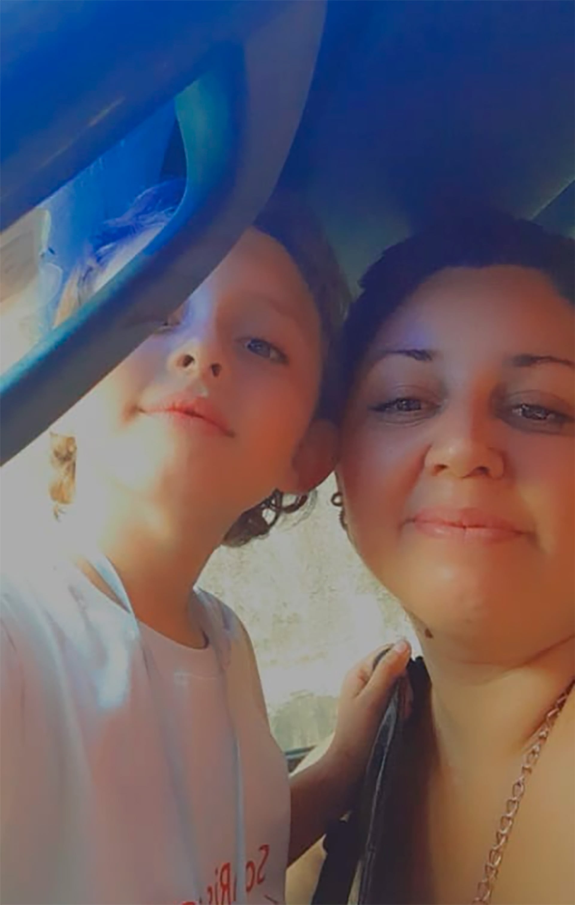 Macarena junto a León, que tenía 7 años y padecía autismo