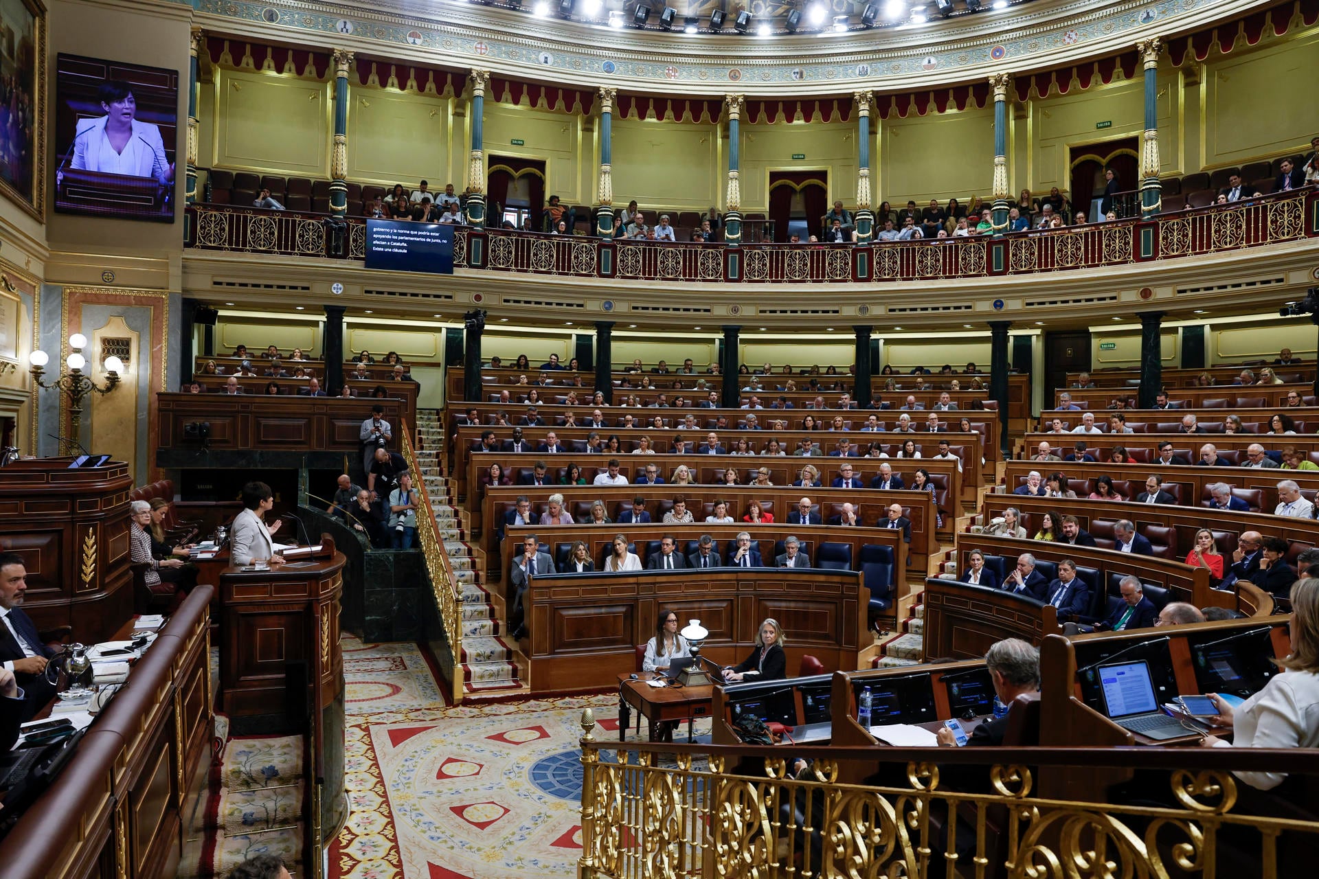 MADRID, 02/10/2026.- La ministra de Vivienda, Isabel Rodríguez, durante el pleno en el que se debate y vota los decretos de vivienda del Gobierno celebrado este viernes en el Congreso de los Diputados en Madrid. EFE/JJ Guillén