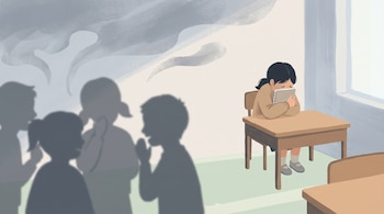 Ilustración de una niña sentada sola en un pupitre en un aula escolar, con siluetas de otros niños agrupados al frente y nubes grises en el aire.