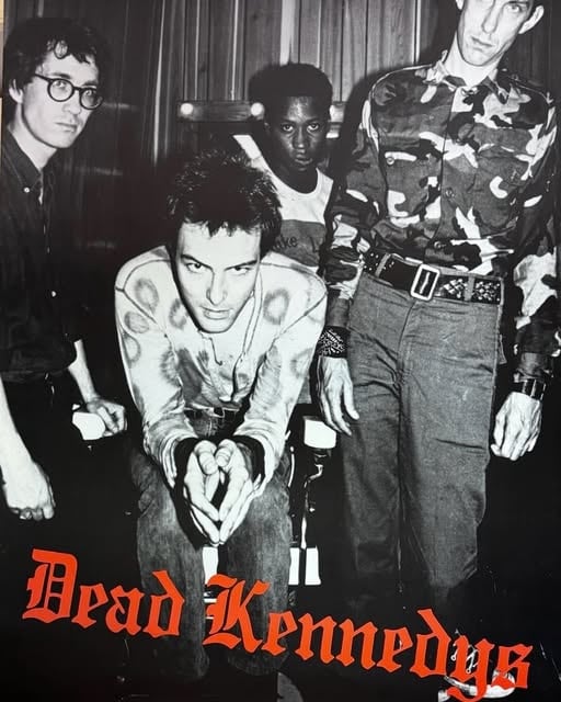 Los integrantes de la banda de punk Dead Kennedys posan para una fotografía promocional en blanco y negro con el nombre del grupo en letras rojas. (Pleasures/Instagram)