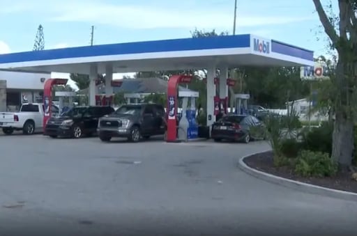 La estación Mobil de la avenida 40 Norte fue el escenario del ataque: el surtidor y el vehículo de la víctima quedaron completamente destruidos por las llamas (FOX13)