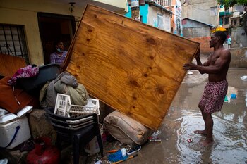 Una pareja saca algunas de
