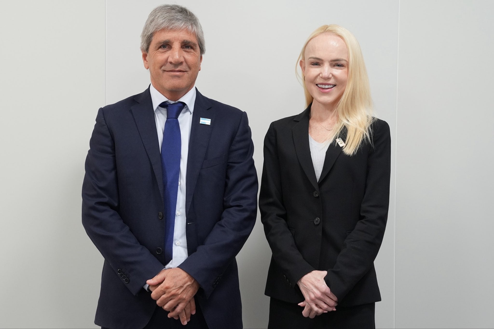 El ministro de Economía de Argentina, Luis Caputo, posa junto a la subsecretaria de Asuntos Internacionales del Departamento del Tesoro de Estados Unidos, Erin Browne.