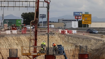 Dos técnicos de Protección Civil