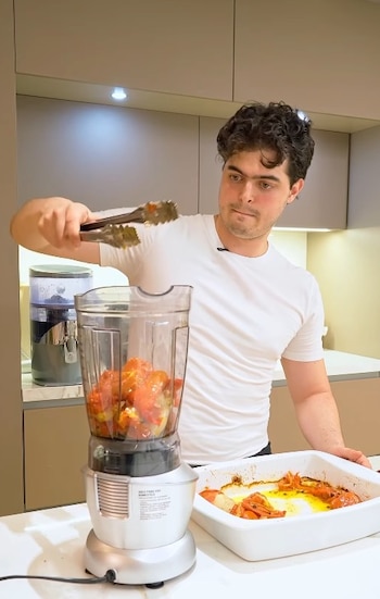 El hijo de Cristina Hurtado compartió un video con el paso a paso de una preparación sencilla, hecha con vegetales al horno, fondo de pollo y un toque final de parmesano y albahaca - crédito @danielnarvaezh/IG