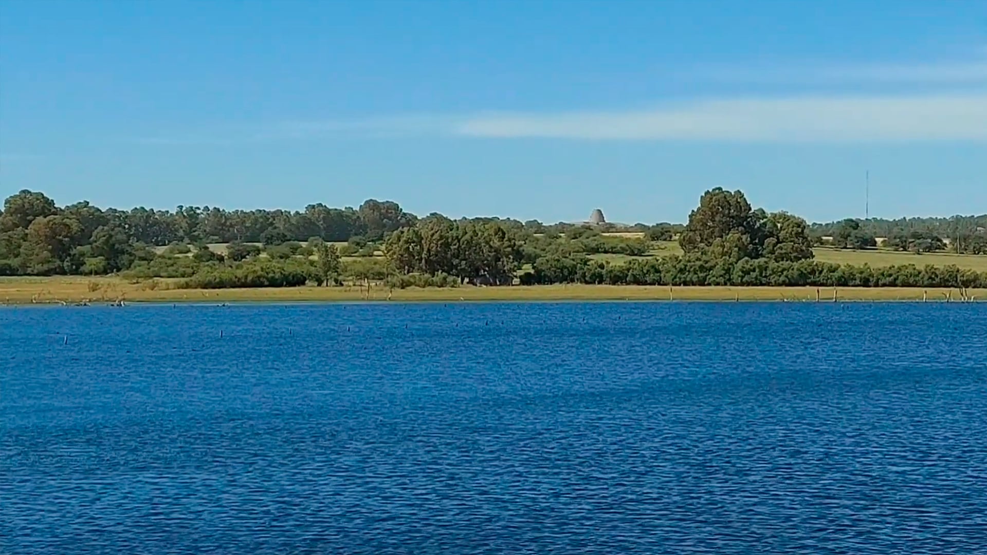 Puán cuenta con una laguna pintoresca y equipada, además de acceso a la Reserva Natural Isla de Puán para ecoturismo (Captura de video)