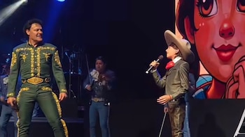 Nieto de Pedro Fernández le roba el show a su abuelo al cantar juntos ‘La de la Mochila Azul’ con tan solo 12 años