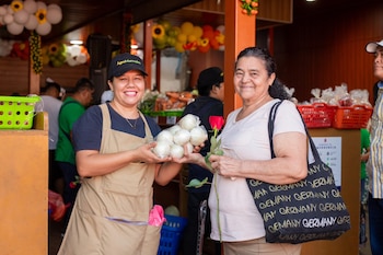 Representantes del MAG entregan regalos a madres que hicieron compras este domingo. (Foto cortesía MAG)