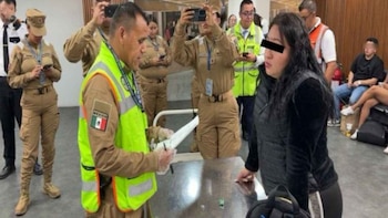 Entre calcetines y ropa una mujer viajaba con un arma de fuego: fue detenida en el AICM de la CDMX