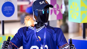 Este aeropuerto de EEUU apuesta por un robot inteligente que orienta a miles de pasajeros y evita que pierdan sus vuelos